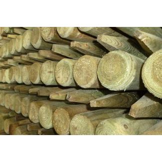 Poteaux de clôture ronds en bois traité à la machine fabriqués en Europe.