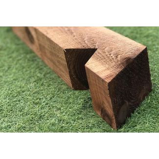 Poteaux en bois entaillés disponibles en brun traité ou en vert.