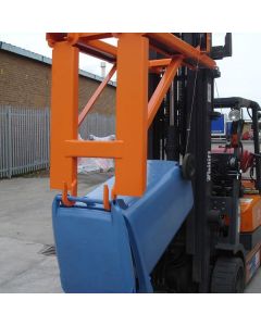 Le lève-poubelle à roulettes monté sur fourche est conçu pour soulever, déplacer et vider des poubelles à roulettes de 90 à 240 litres de manière sûre et efficace.