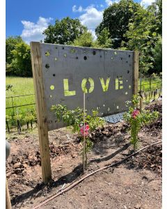 Créez votre propre panneau d'entreprise unique en acier découpé à utiliser comme signalisation ou élément de jardin dans votre espace extérieur.