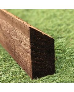 Rail incliné en bois traité sous pression