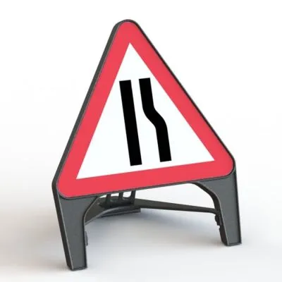 Panneau de signalisation 'Rétrécissement de la route à droite' Panneau de signalisation 'Rétrécissement de la route à droite'