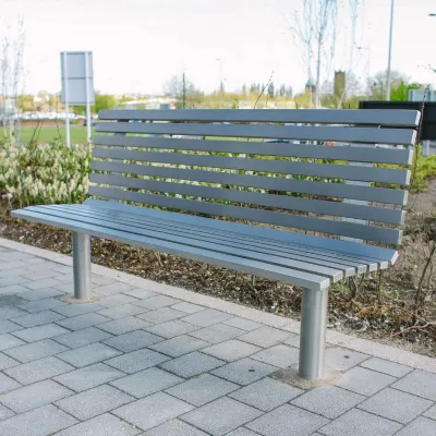 Banc urbain en acier à lattes avec dossier Banc urbain en acier à lattes avec dossier